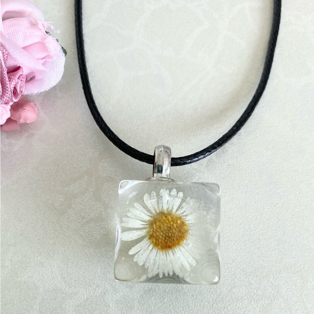 Daisy In Glass Pendant Necklace in White and Yellow